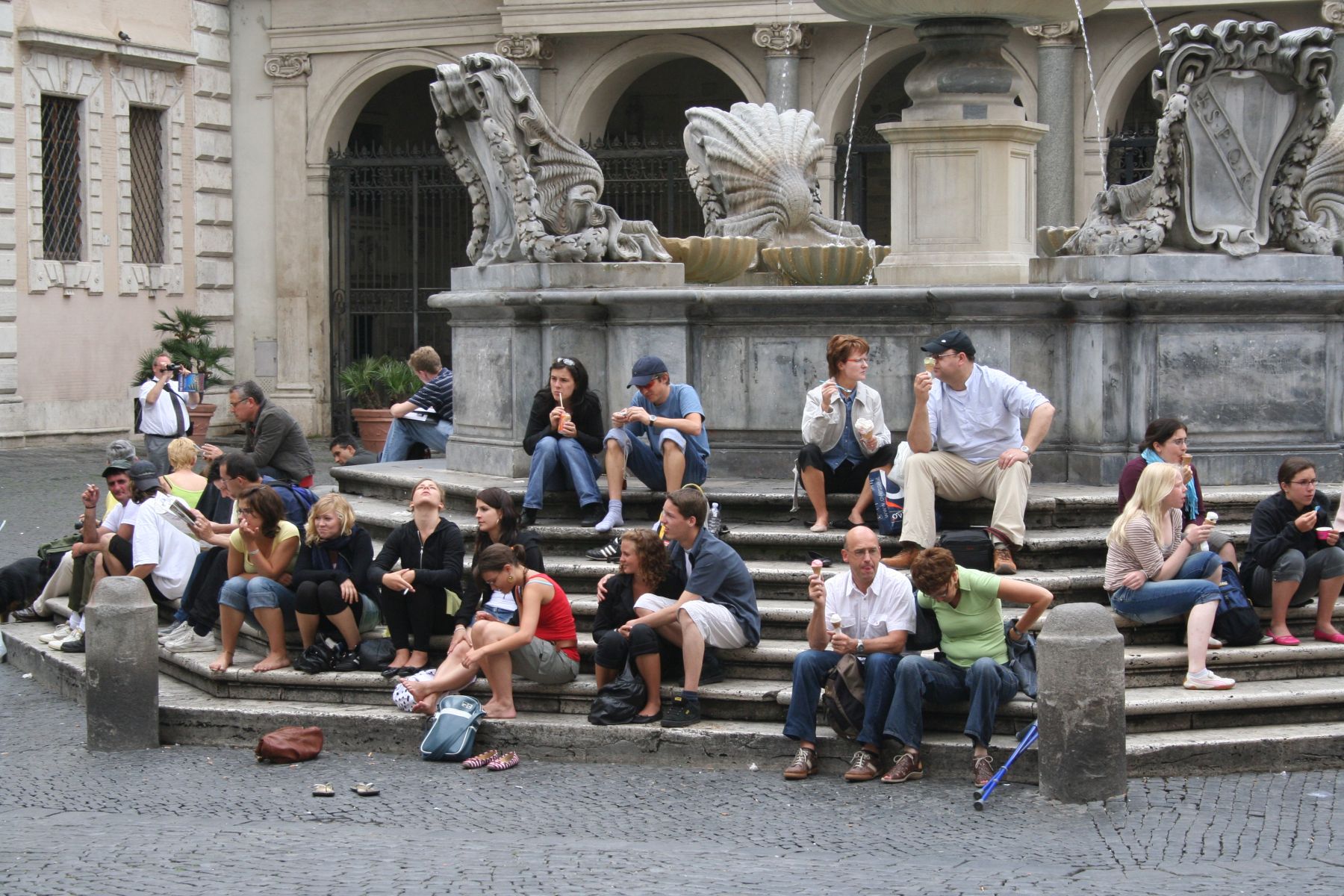 Turisti a Piazza s. Maria in Trastevere